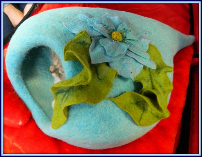 Тили-тили-тили - БОМ! Вот свалялся кошкин дом! ))))