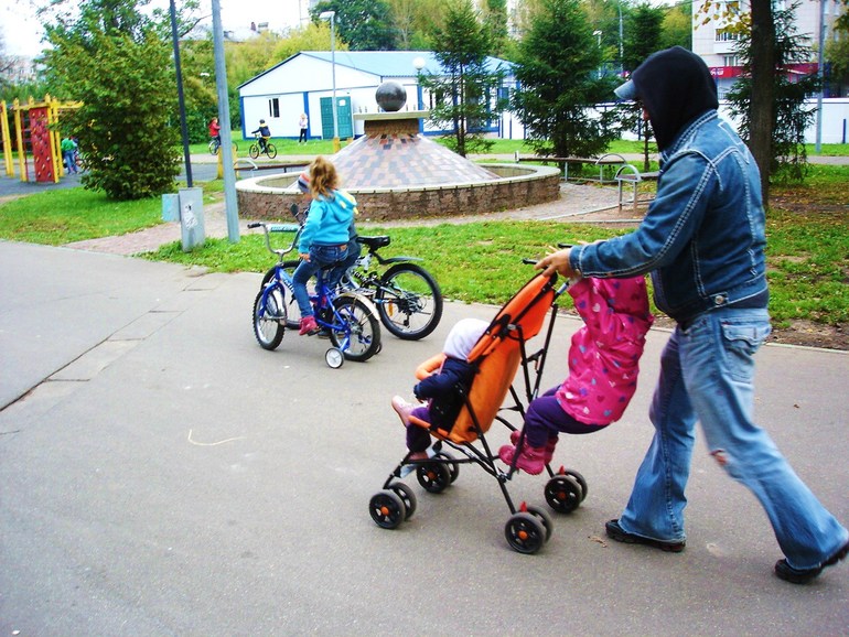 Как мы возим погодок до площадки:)