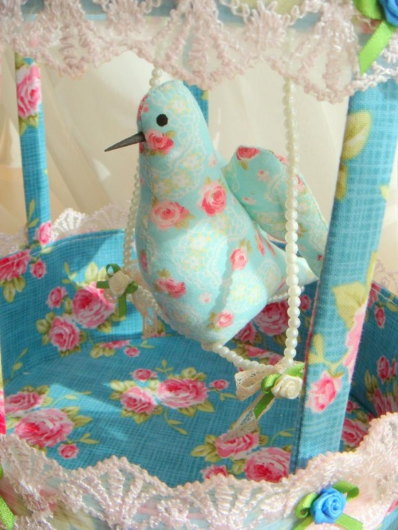 Клетка с птичкой в стиле