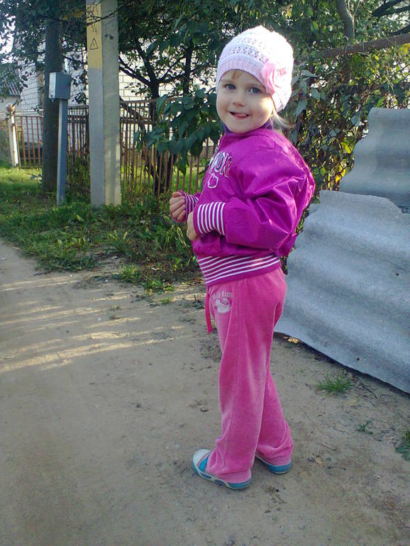 Милашка на участке ( нашего дома ) ... много фото )))