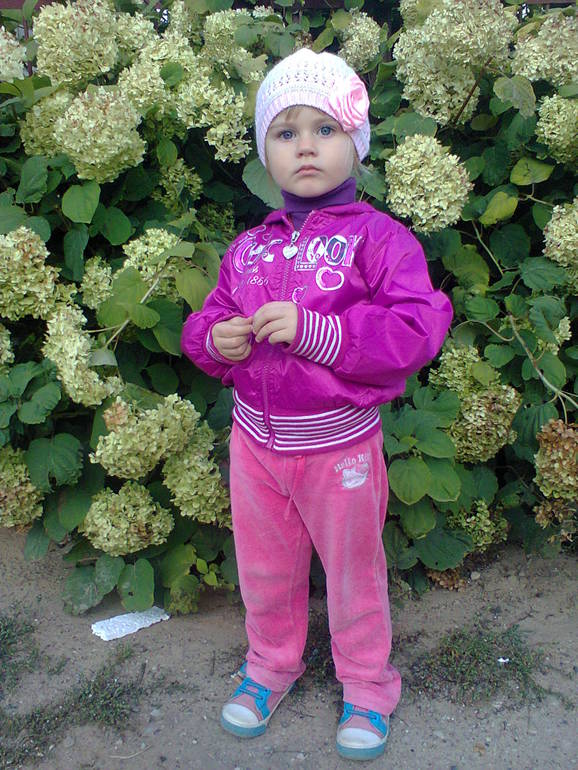 Милашка на участке ( нашего дома ) ... много фото )))