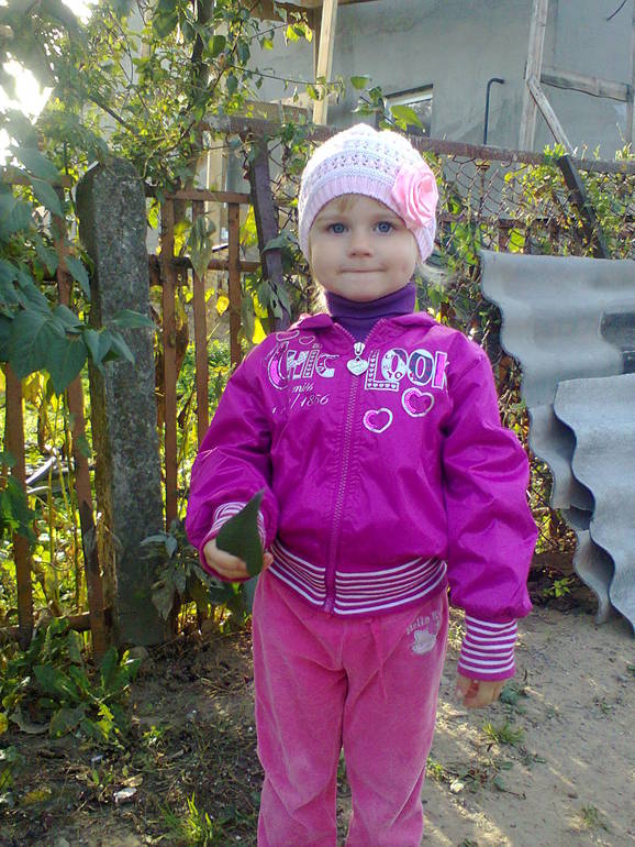 Милашка на участке ( нашего дома ) ... много фото )))