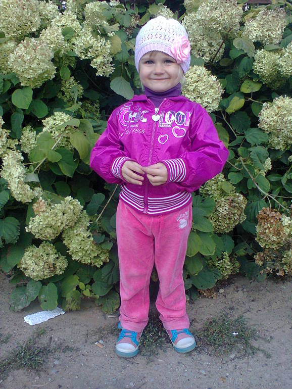 Милашка на участке ( нашего дома ) ... много фото )))