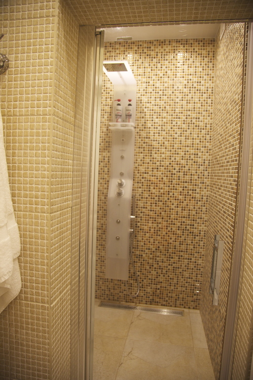 Туалет-ванная и душ-прачечная. Наши фото.