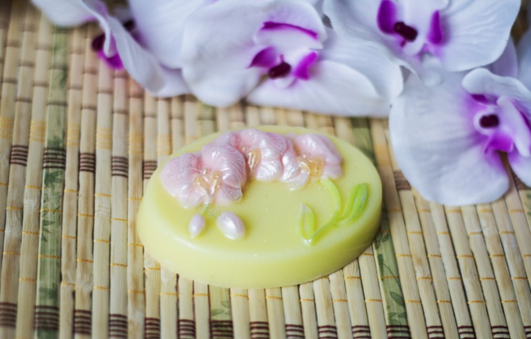 Орхидейки и фейонок на цветке вьюнка)