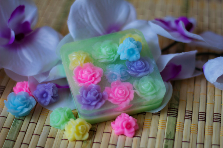 Мыльце с использованием розочек из самодельных формочек.