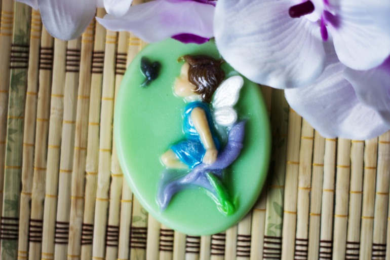 Орхидейки и фейонок на цветке вьюнка)