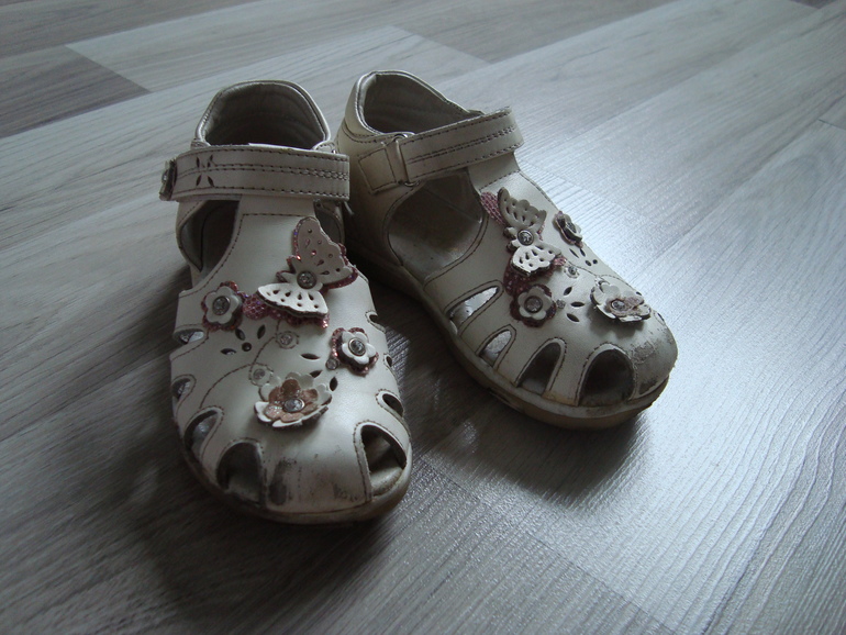 Продам Обувь на девочку 21-25 размера (бу и новая)