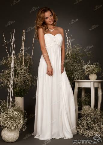 Продаю -Свадебное платье в греческом стиле со шлейфом.Размер М 44-46