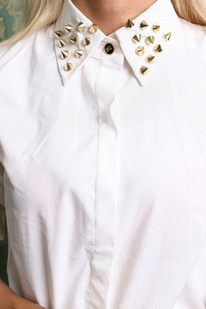 Белая рубашка с брошкой
