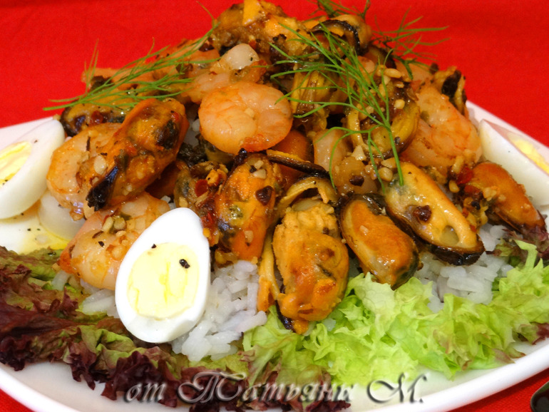 Тёплый салат из морепродуктов с рисом...)))