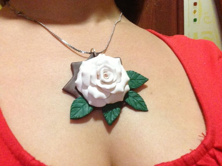 Кулон с розой