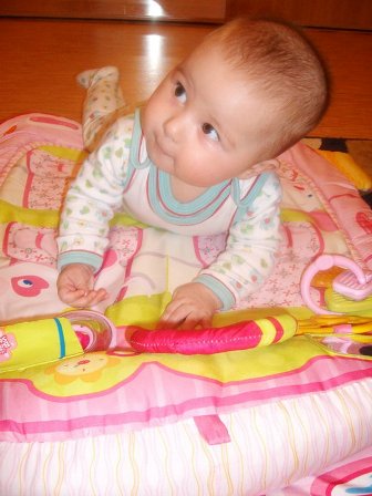 я на коврике лежу, я на мамочку гляжу..