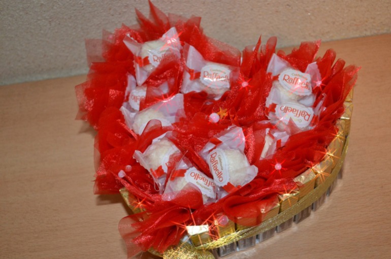 А это первые букеты из конфет:)