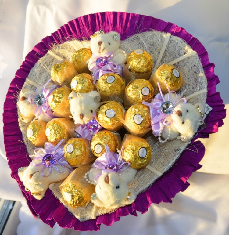 А это первые букеты из конфет:)