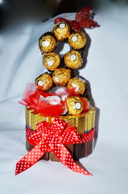 А это первые букеты из конфет:)