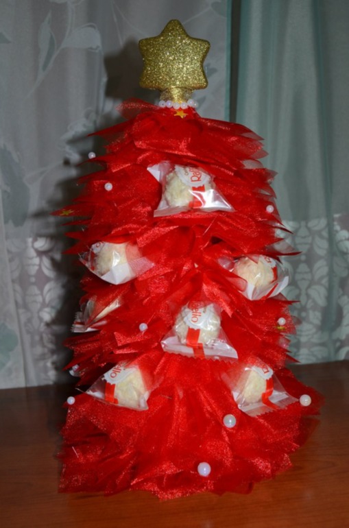 А это первые букеты из конфет:)