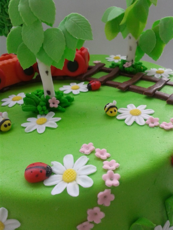 Вот такой вышел тортик для Сашеньки)