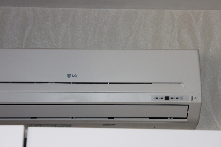 Продается 2х комнатная квартира около метро университет.