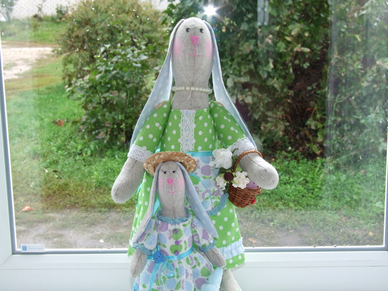 Бабушка, рядышком с внученькой)