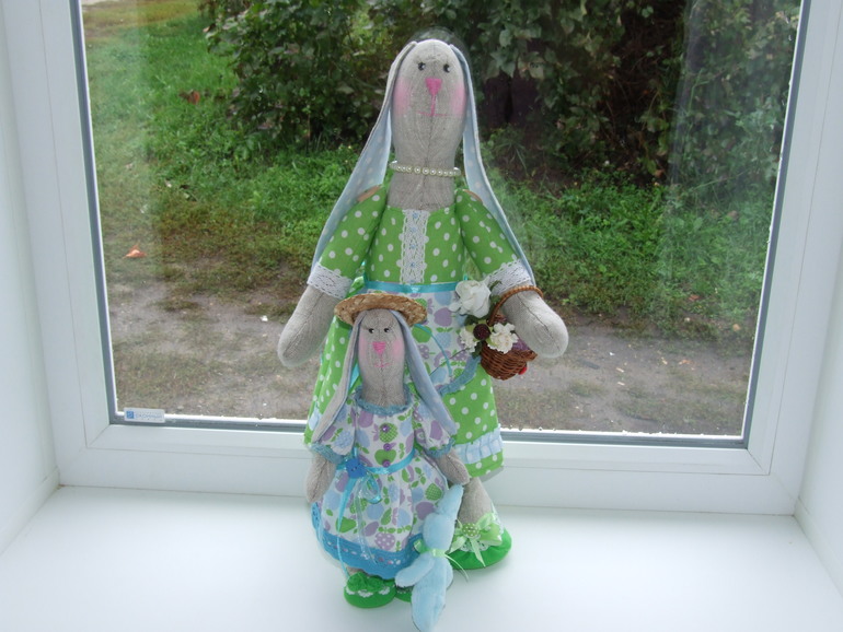 Бабушка, рядышком с внученькой)