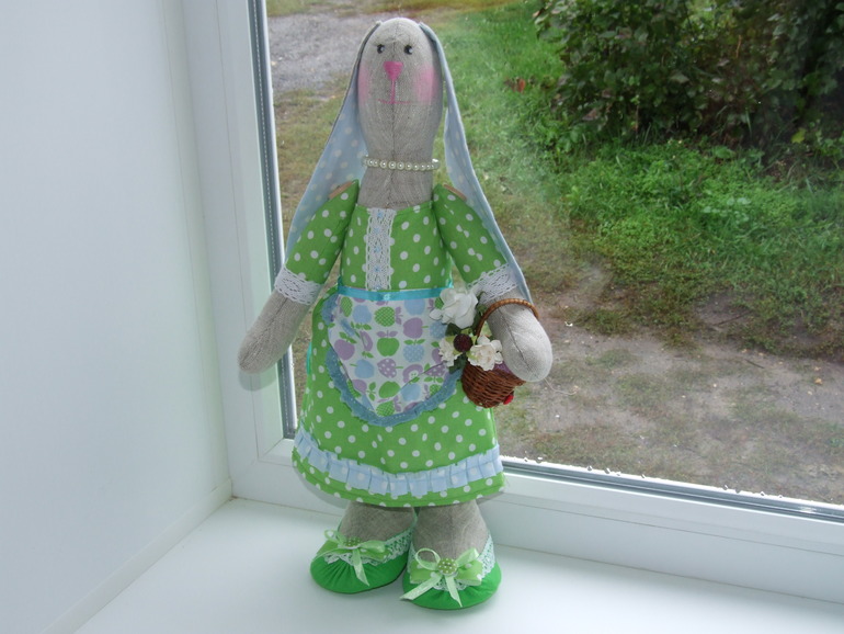 Бабушка, рядышком с внученькой)