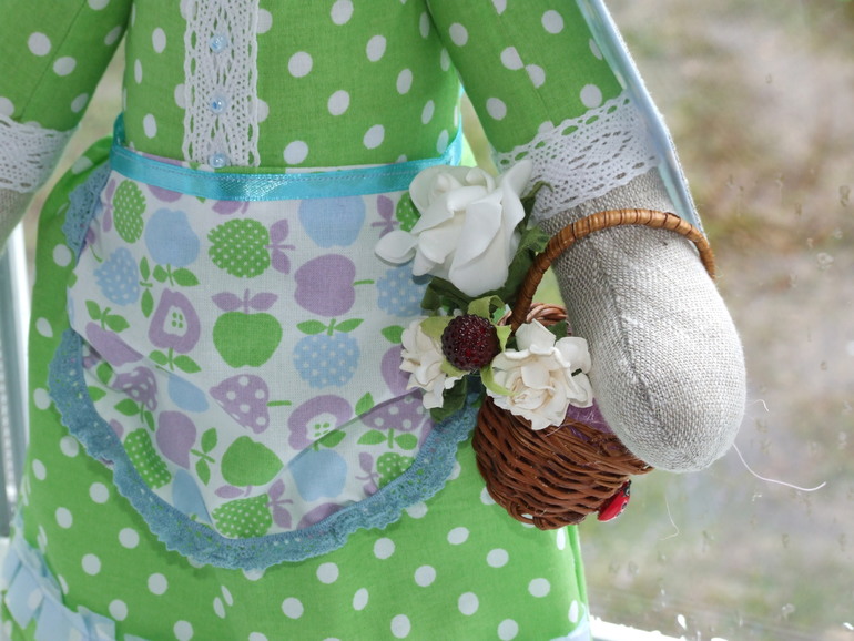 Бабушка, рядышком с внученькой)