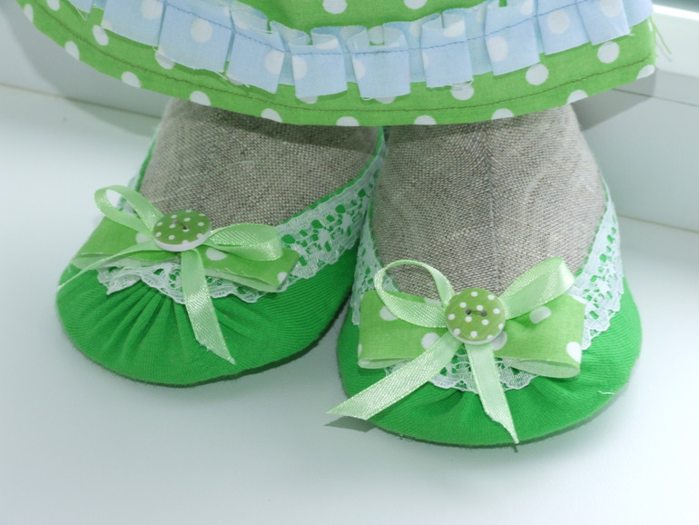 Бабушка, рядышком с внученькой)