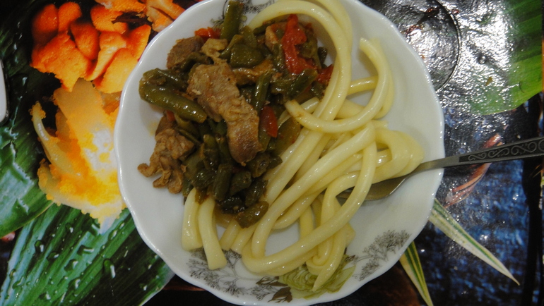 Свинина со стручковой фасолью и помидорками