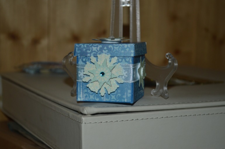 Первый опыт коробочек: новогодняя и какая-то)