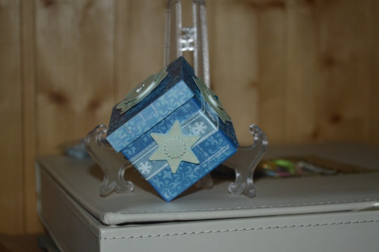 Первый опыт коробочек: новогодняя и какая-то)