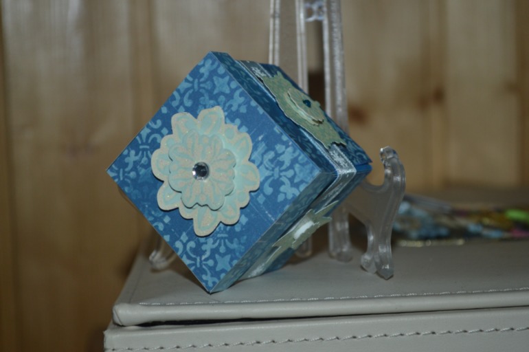 Первый опыт коробочек: новогодняя и какая-то)