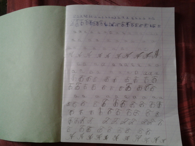 Алиса учится писать!