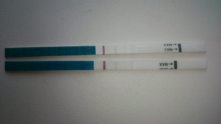 Тесты положительные пришли месячные. Тест 2 полоски. Тест с двумя полосками. Месячные и две полоски на тесте. Две полоски на тесте беременности и месячных.