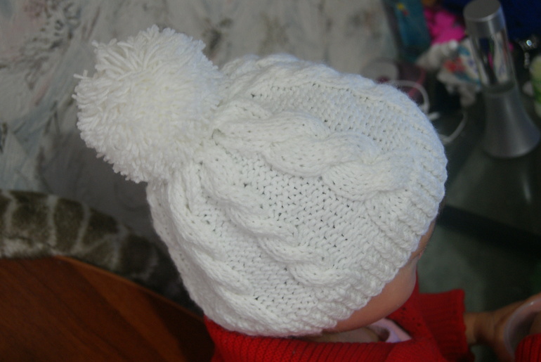 Первая шапка спицами