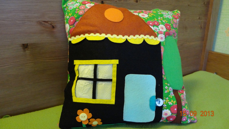 Подушка декорированная фетром.