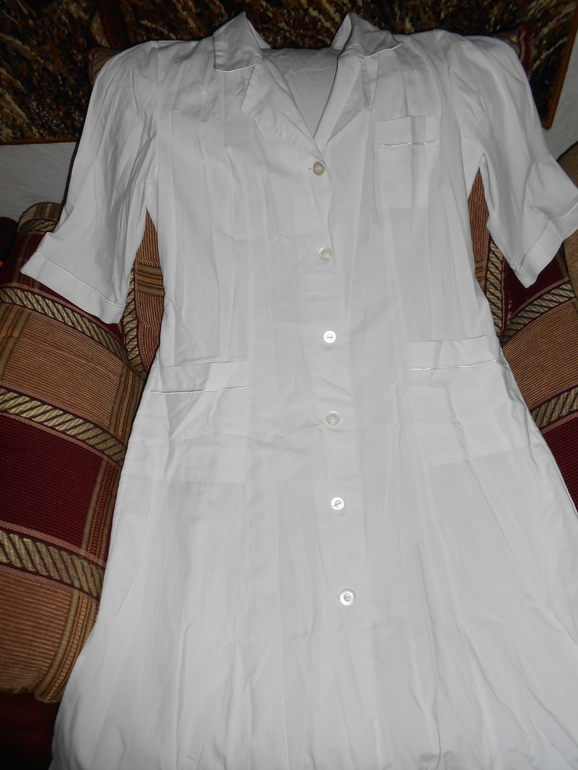 отдам медицинский халат 48 размер