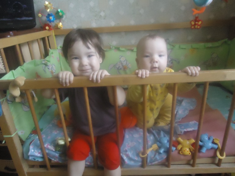 В кроватке...