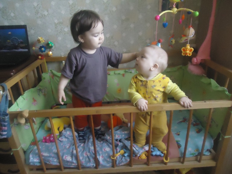 В кроватке...