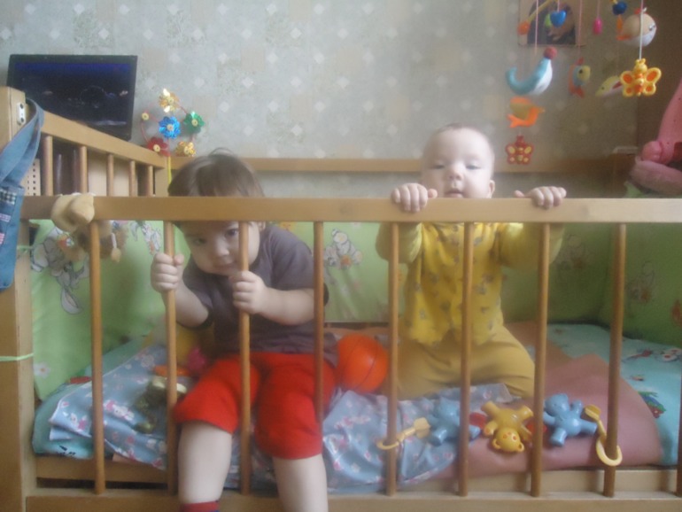 В кроватке...