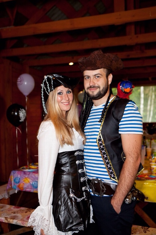 Продам костюмы пиратки и пирата (плюс попугай), для взрослых