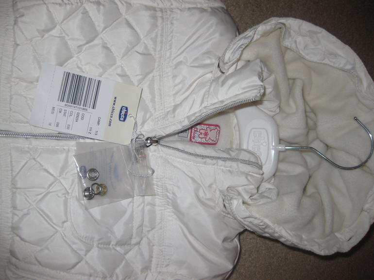 Продам новый комбинезон «Chicco» из коллекции «Осень-зима » белого цвета, размер 86 см(18 мес) полноразмерный.