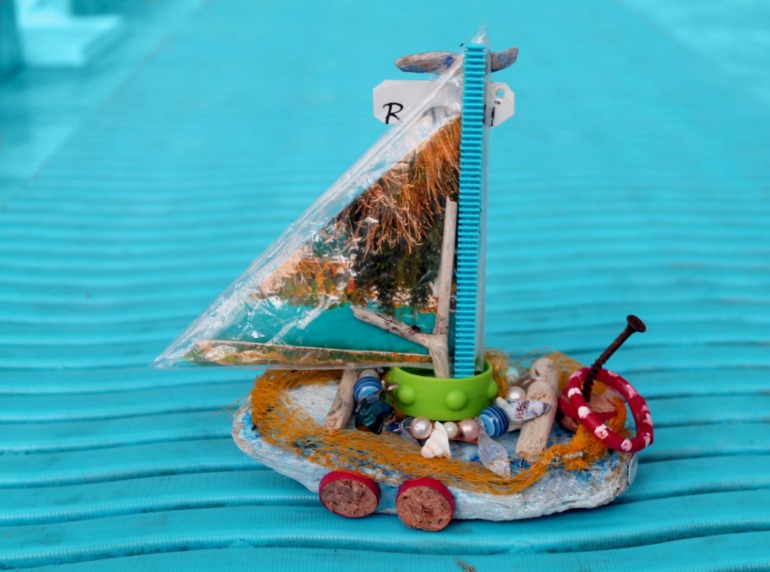 Рыбацкое судно из пляжного мусора