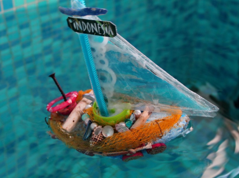 Рыбацкое судно из пляжного мусора