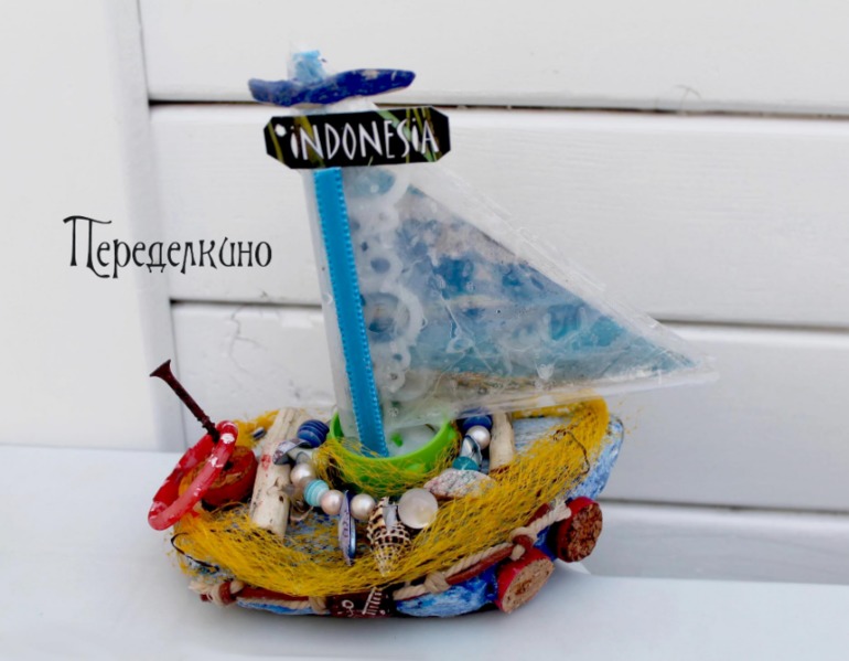 Рыбацкое судно из пляжного мусора