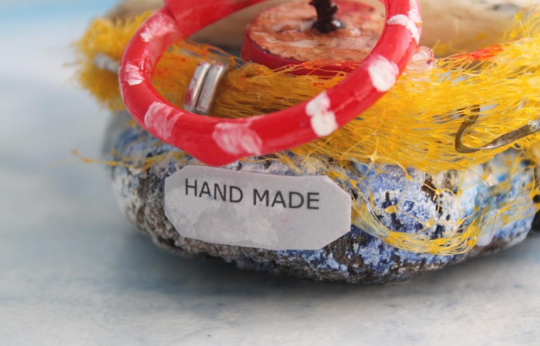 Рыбацкое судно из пляжного мусора