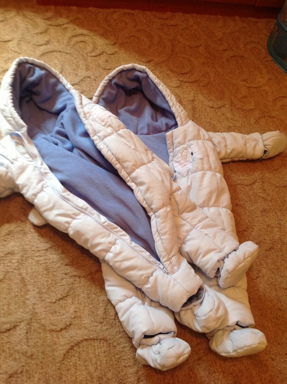 Комбезы теплые Mothercare на 6-9 месяцев. В идеале. Одевали один раз.