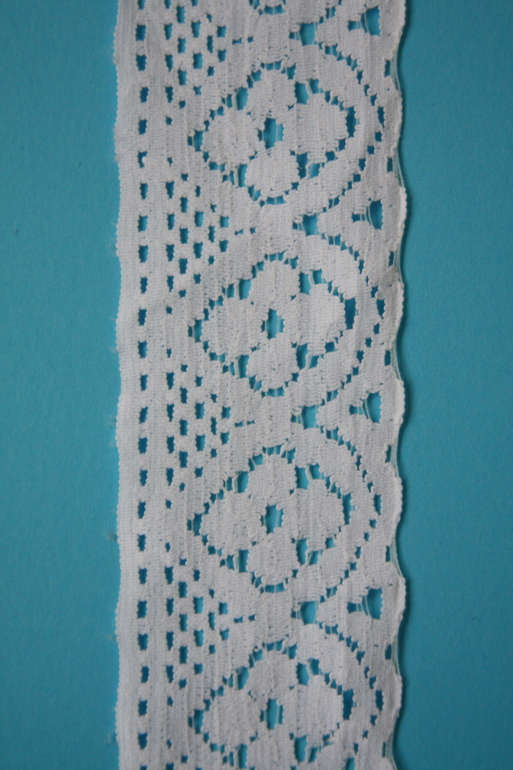 Пуговицы, салфетки, дырокольные вырубки, ленты, кружево,заготовка для открытки.