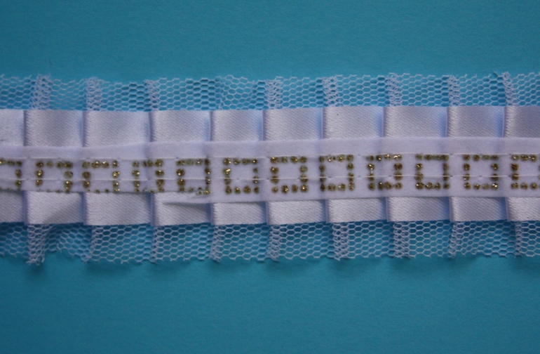 Пуговицы, салфетки, дырокольные вырубки, ленты, кружево,заготовка для открытки.