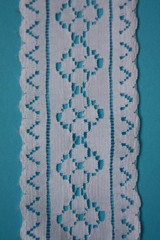 Пуговицы, салфетки, дырокольные вырубки, ленты, кружево,заготовка для открытки.